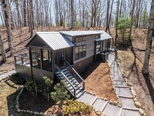 Cozy and quiet lake & mountain tiny home retreat. Fire pit + pet friendly!