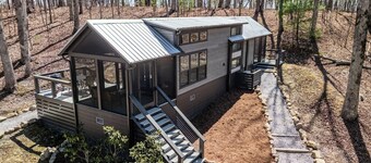 Cozy and quiet lake & mountain tiny home retreat. Fire pit + pet friendly!