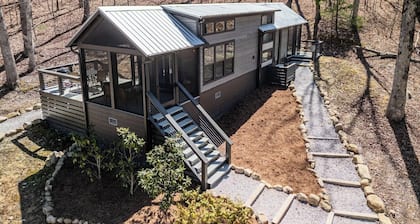 Cozy and quiet lake & mountain tiny home retreat. Fire pit + pet friendly!