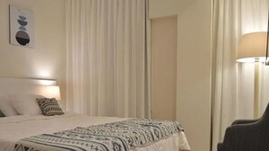 A hotel room with a bed, a chair, and a lamp. - Maria Pyramids House - Superior King Room (Giza Governorate)