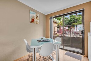 Dining - Hydra 8 (Merimbula)