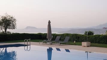 Vila com design assinado, vista para a montanha | Vista do quarto