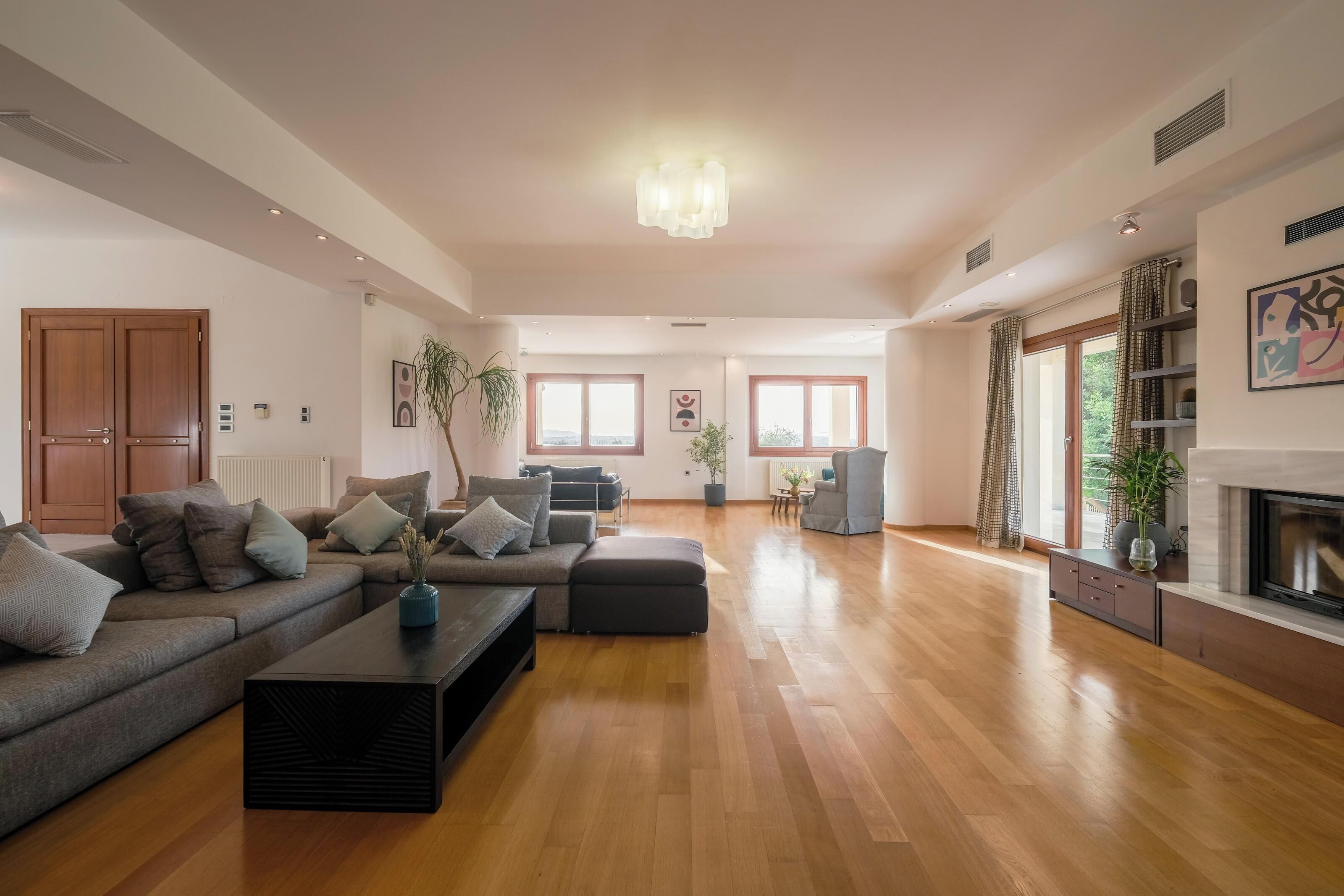 Signature Villa, Mountain View | Living area | 55-inch Smart TV with digital channels, DVD player