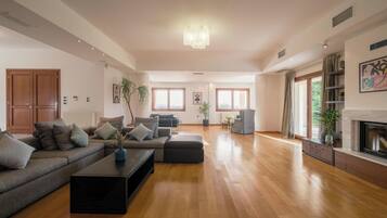 Signature Villa, Mountain View | Living area | 55-inch Smart TV with digital channels, DVD player