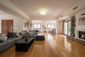 Vila com design assinado, vista para a montanha | Área de estar | Smart TV 55 polegadas com canais digitais, DVD player