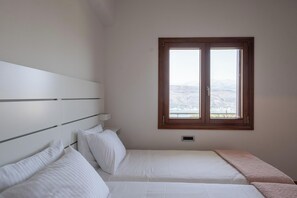 Vila com design assinado, vista para a montanha | 3 quartos, cofres nos quartos, escrivaninha