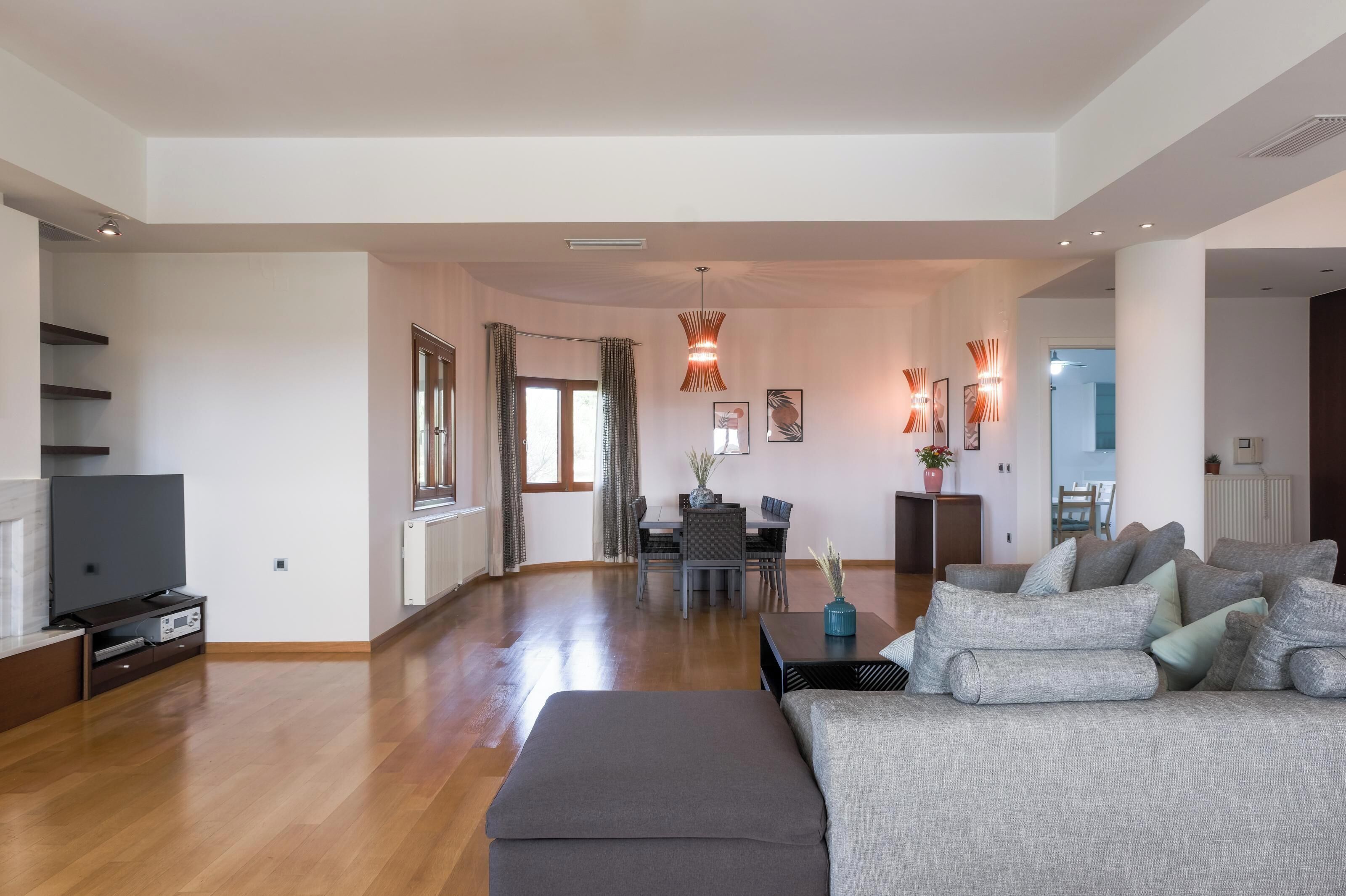 Signature Villa, Mountain View | Living area | 55-inch Smart TV with digital channels, DVD player