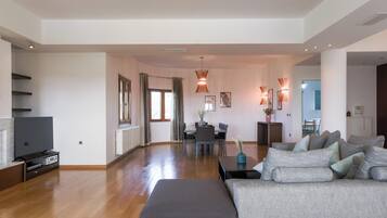 Signature Villa, Mountain View | Living area | 55-inch Smart TV with digital channels, DVD player