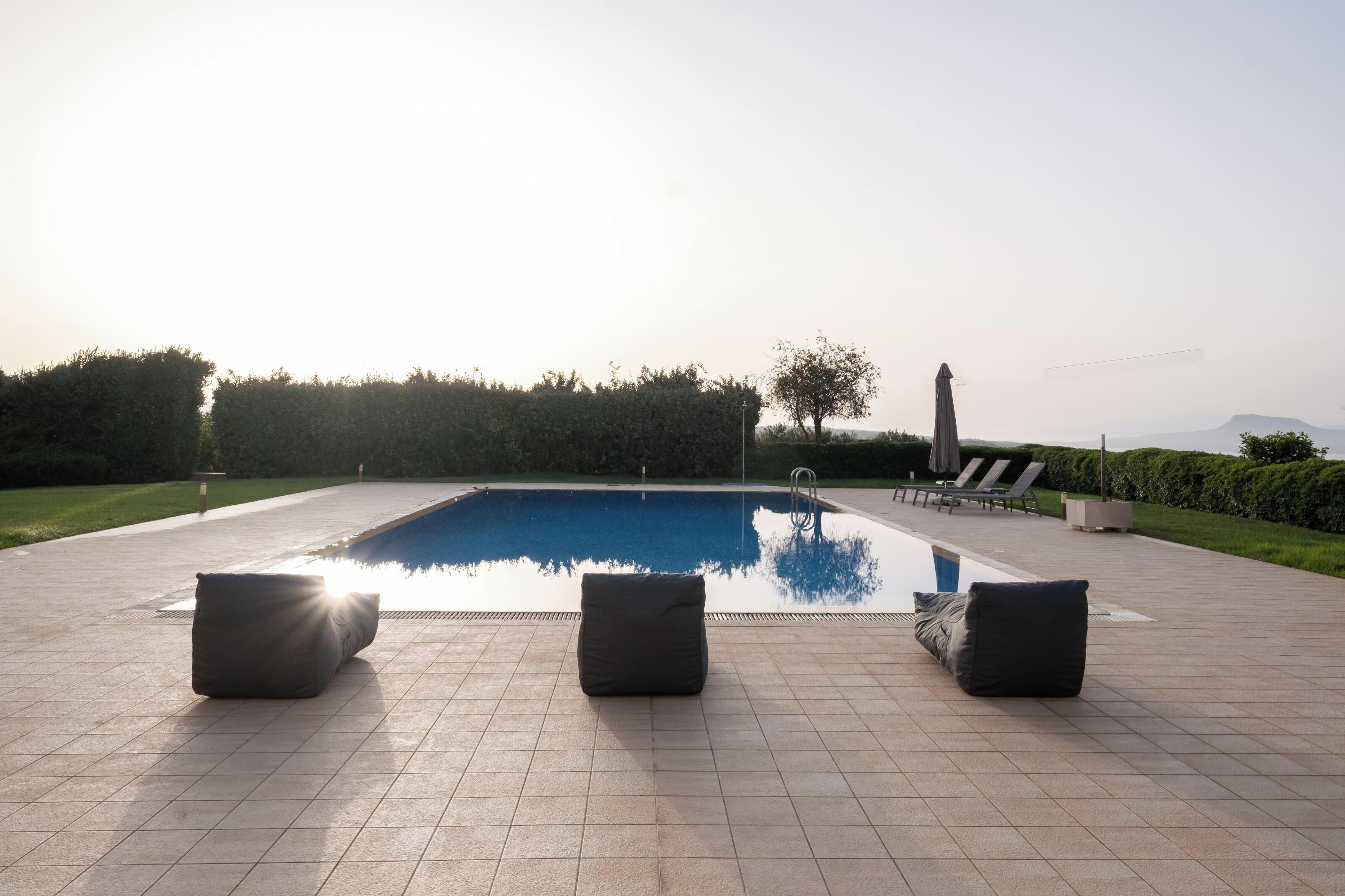 Piscina externa, guarda-sóis, espreguiçadeiras