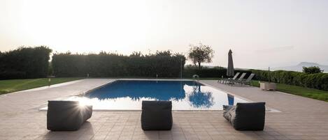 Außenpool, Sonnenschirme, Liegestühle