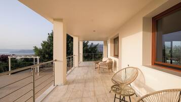 Vila com design assinado, vista para a montanha | Sacada