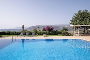 Vila com design assinado, vista para a montanha | Piscina particular