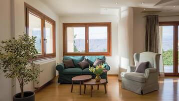 Signature Villa, Mountain View | Living area | 55-inch Smart TV with digital channels, DVD player