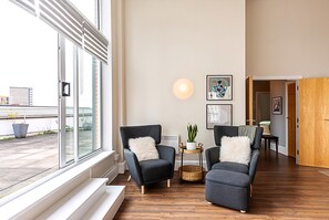 Apartment | Living room - Bright and Stylish Riverside Haven in Canary Wharf (London)