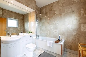 Apartment | Bathroom - Bright and Stylish Riverside Haven in Canary Wharf (London)