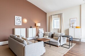 Apartment | Living room - Bright and Stylish Riverside Haven in Canary Wharf (London)