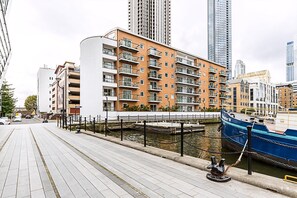 Exterior - Bright and Stylish Riverside Haven in Canary Wharf (London)
