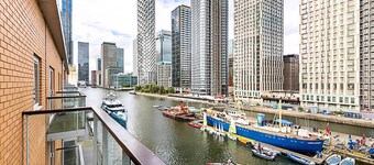 Bright and Stylish Riverside Haven in Canary Wharf