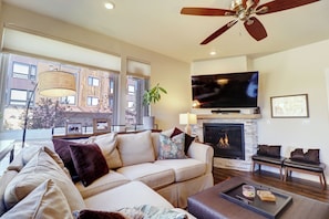 Smart TV y chimenea 