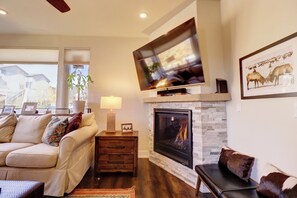Smart TV, fireplace