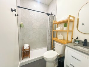 Douche, sèche-cheveux, serviettes fournies, savon
