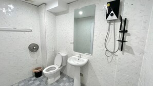 A modern bathroom with a toilet, sink, and shower. - Little Seoul (Chiang Mai)