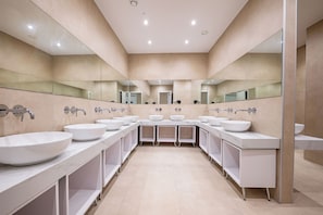 Douche, douche à « effet pluie », articles de toilette gratuits