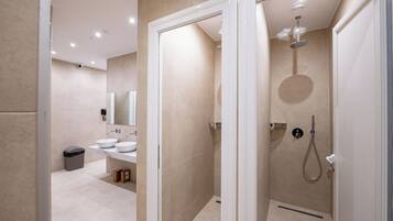 Shower, rainfall showerhead, free toiletries, towels