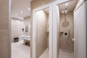 Shower, rainfall showerhead, free toiletries, towels - Mega Hostel (Sarandë)