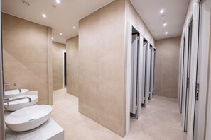 Shower, rainfall showerhead, free toiletries, towels - Mega Hostel (Sarandë)