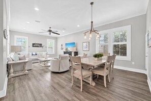 Hus, flere senger (Yolo by the Sea) | Oppholdsområde | TV