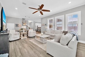 獨棟房屋, 多張床 (Yolo by the Sea) | 起居區 | 電視