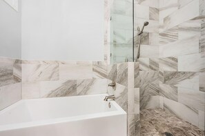 Huis, meerdere bedden (Yolo by the Sea) | Badkamer | Handdoeken, zeep, toiletpapier
