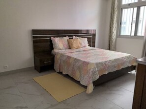 3 soverom, skrivebord, strykejern/-brett og wi-fi (inkludert)