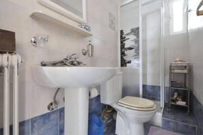 Hårføner, såpe, sjampo og toalettpapir