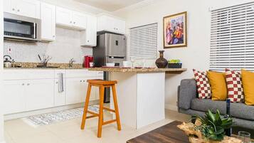 Studio | Private kitchen | Fridge, microwave, oven, stovetop