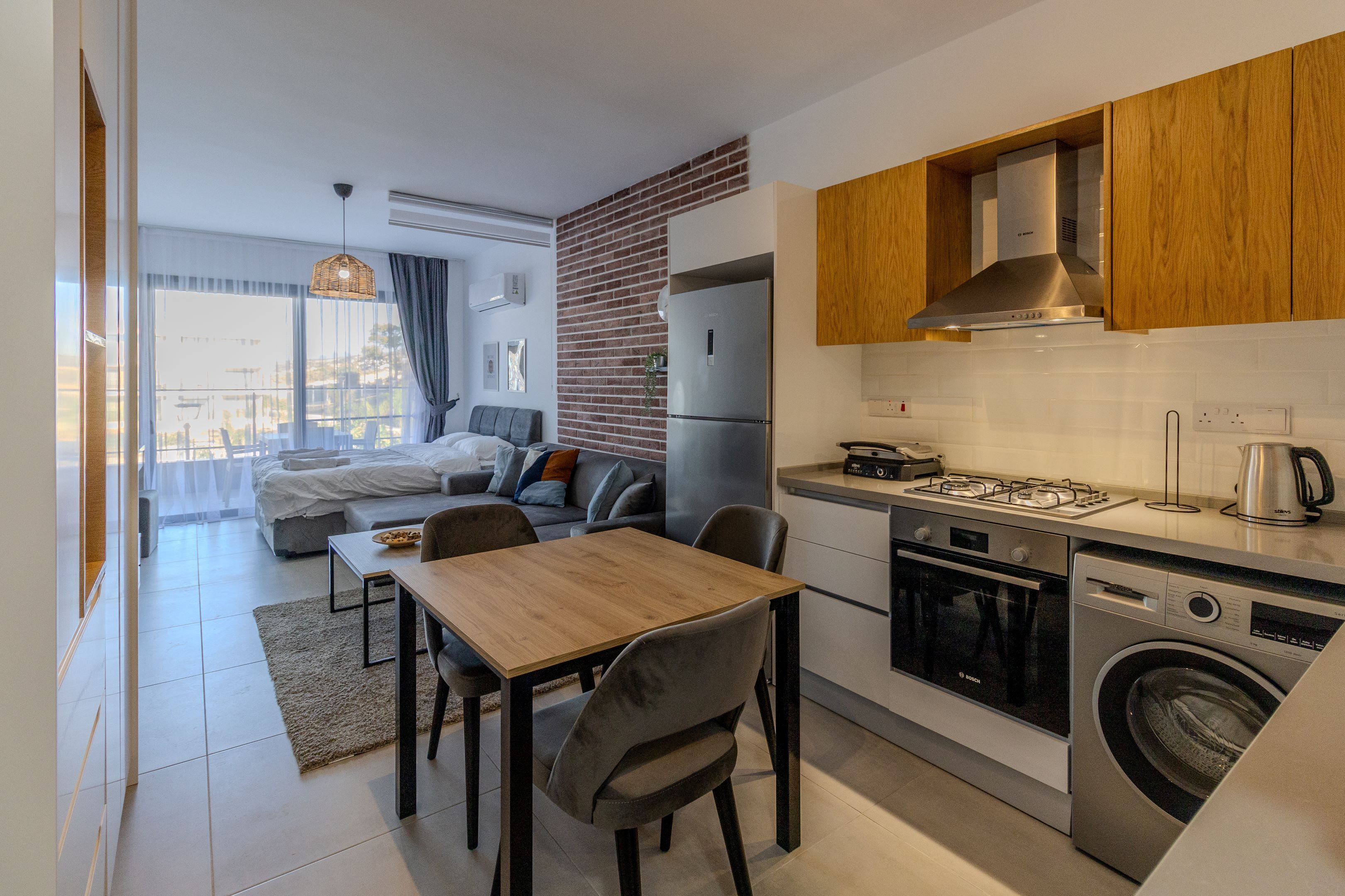 Deluxe Stüdyo | Ayrı ayrı dekore edilmiş, ayrı ayrı döşenmiş, masa, ütü/ütü masası 