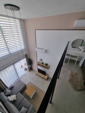 Deluxe Dubleks, Balkon, Havuz Manzaralı | Ayrı ayrı dekore edilmiş, ayrı ayrı döşenmiş, masa, ütü/ütü masası 