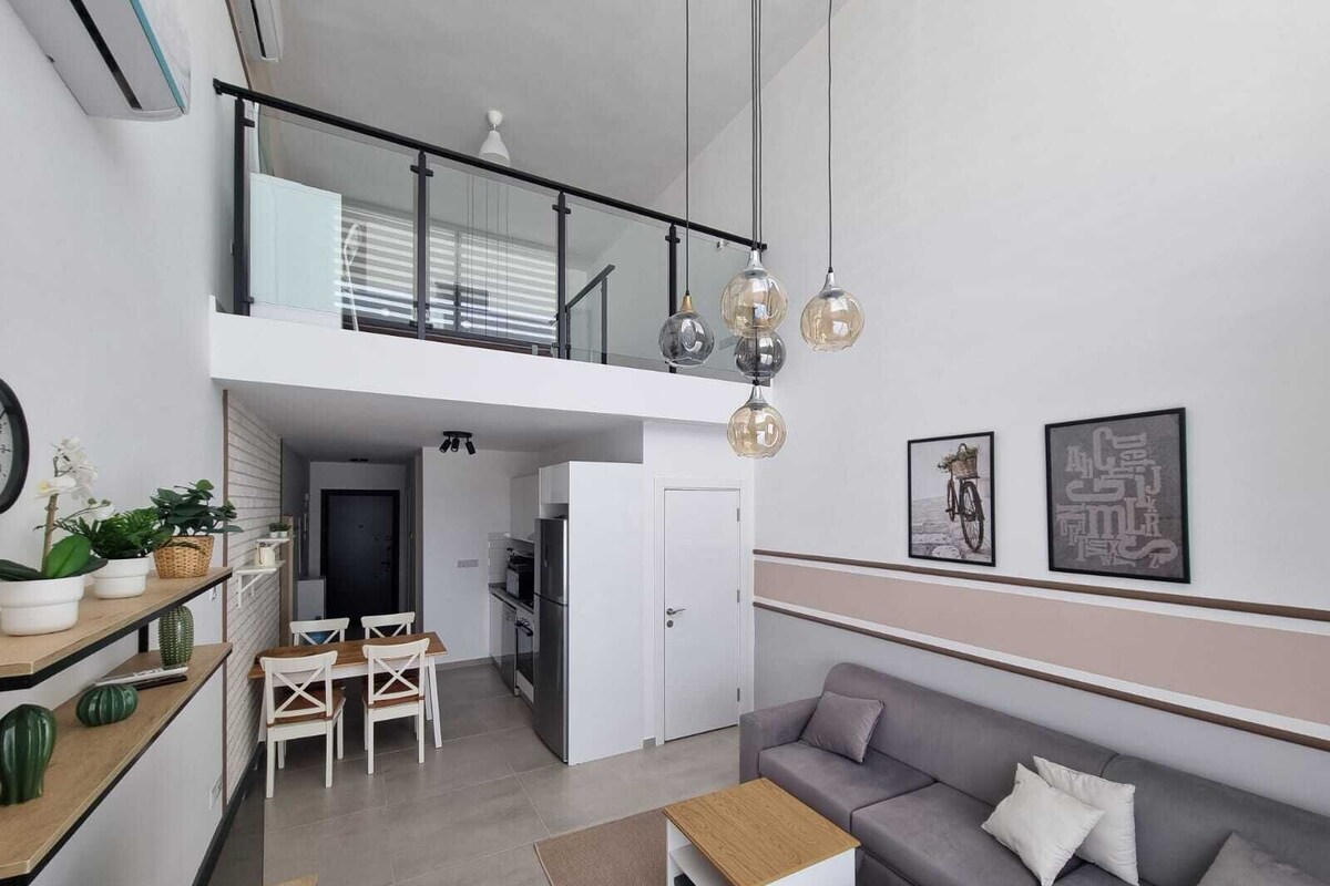 Deluxe Dubleks, Balkon, Havuz Manzaralı | Oturma alanı | Uydu yayını kanalları bulunan 40 inç düz ekran televizyon 