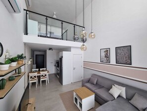 Deluxe Dubleks, Balkon, Havuz Manzaralı | Oturma alanı | Uydu yayını kanalları bulunan 40 inç düz ekran televizyon 