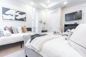 3 bedrooms, desk, iron/ironing board, free WiFi - EADO Private Rooftop/City Views, King Suite, George R. Brown Center, Dakin Park (Houston)