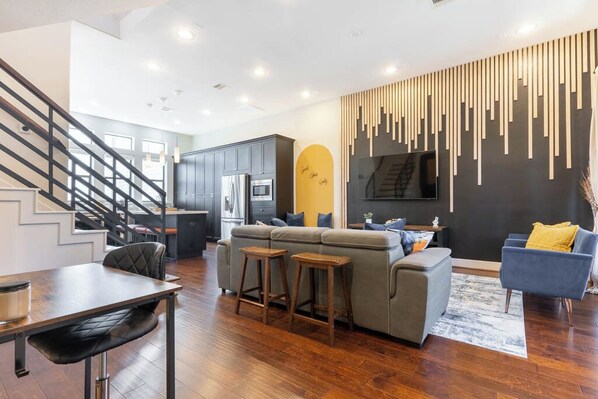 Smart TV, books, stereo - EADO Private Rooftop/City Views, King Suite, George R. Brown Center, Dakin Park (Houston)