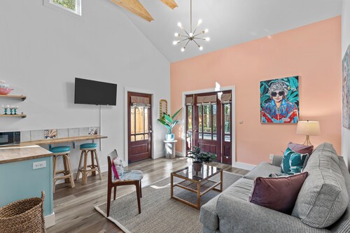 Golden Girls Cottage in Historic Mansion District