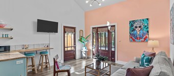 Golden Girls Cottage in Historic Mansion District