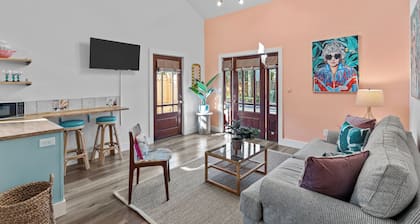 Golden Girls Cottage in Historic Mansion District