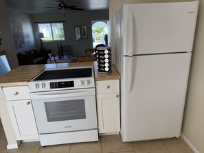 Fridge, microwave, oven, stovetop - Charming Rental 2/2 house, access to golf & comm. pool, So. Fort Myers! (Fort Myers)