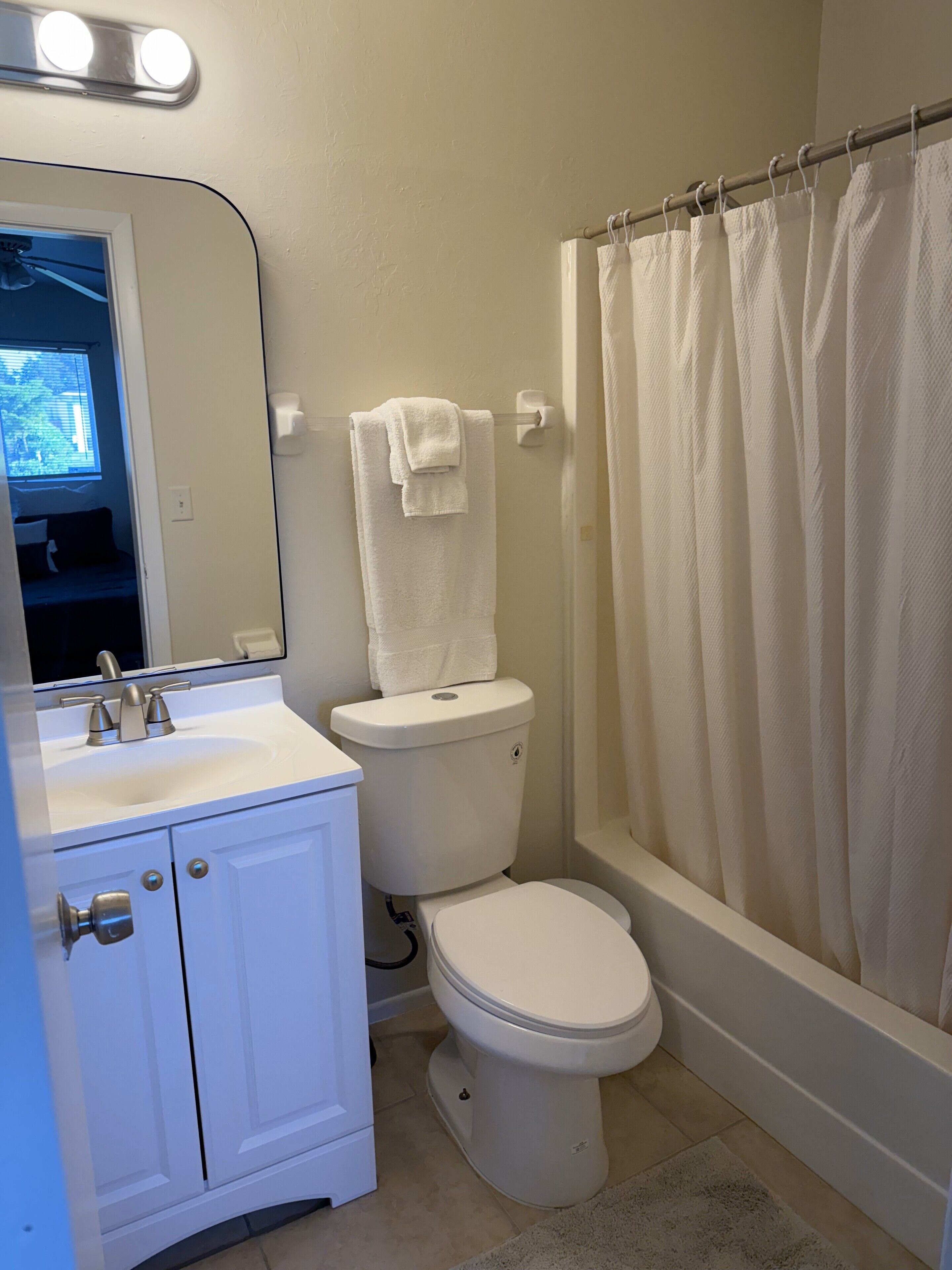 Ein Badezimmer mit Toilette, Waschbecken und Duschvorhang.