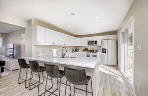 Private kitchen - Charming 4-bedroom house with WiFi in lovely Indianapolis (Indianapolis)