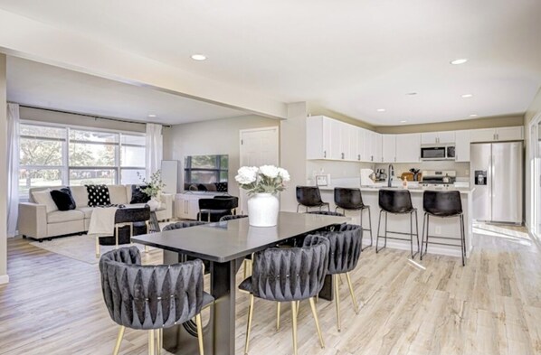 Dining - Charming 4-bedroom house with WiFi in lovely Indianapolis (Indianapolis)