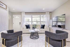 Living area - Charming 4-bedroom house with WiFi in lovely Indianapolis (Indianapolis)